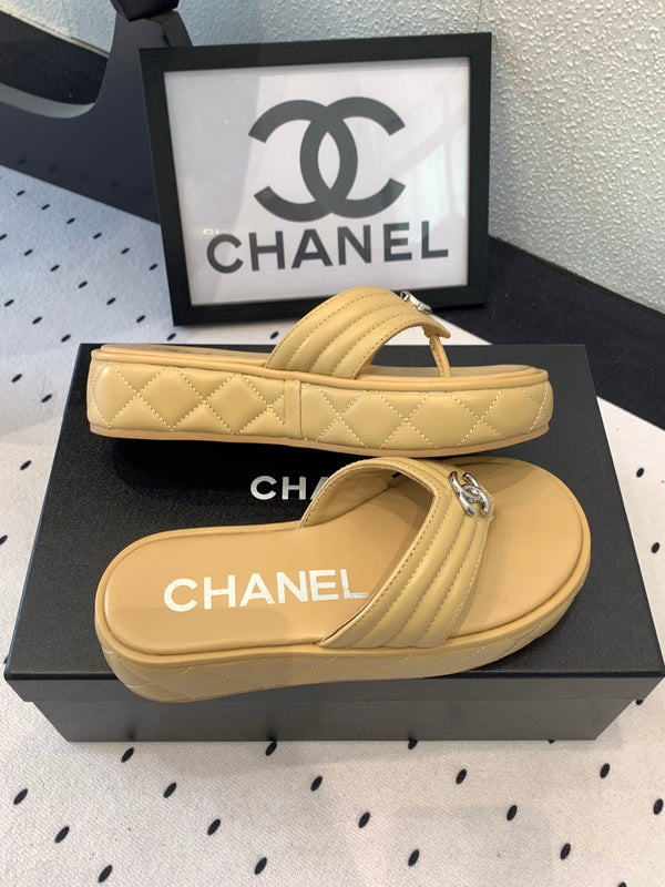 Ciabatte infradito CC in pelle di agnello beige scuro 147050