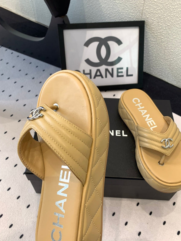 Ciabatte infradito CC in pelle di agnello beige scuro 147050