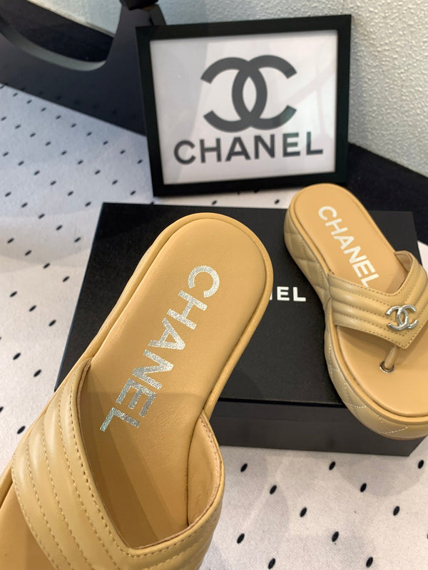 Ciabatte infradito CC in pelle di agnello beige scuro 147050