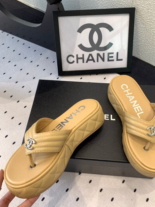 Ciabatte infradito CC in pelle di agnello beige scuro 147050