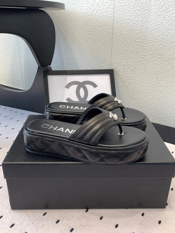 Ciabatte infradito CC in pelle di agnello nera 147051