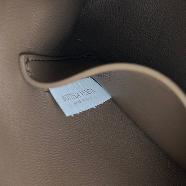 Borsa da concerto BV 18,5 cm in pelle di agnello marrone