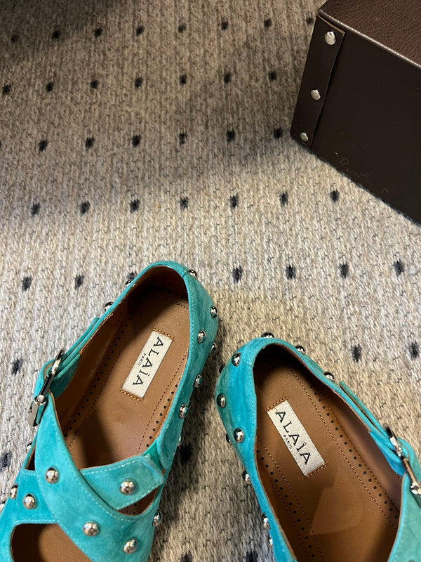 Ballerine Alaia 25 Criss Cross con borchie in pelle scamosciata di pecora verde laguna 303692