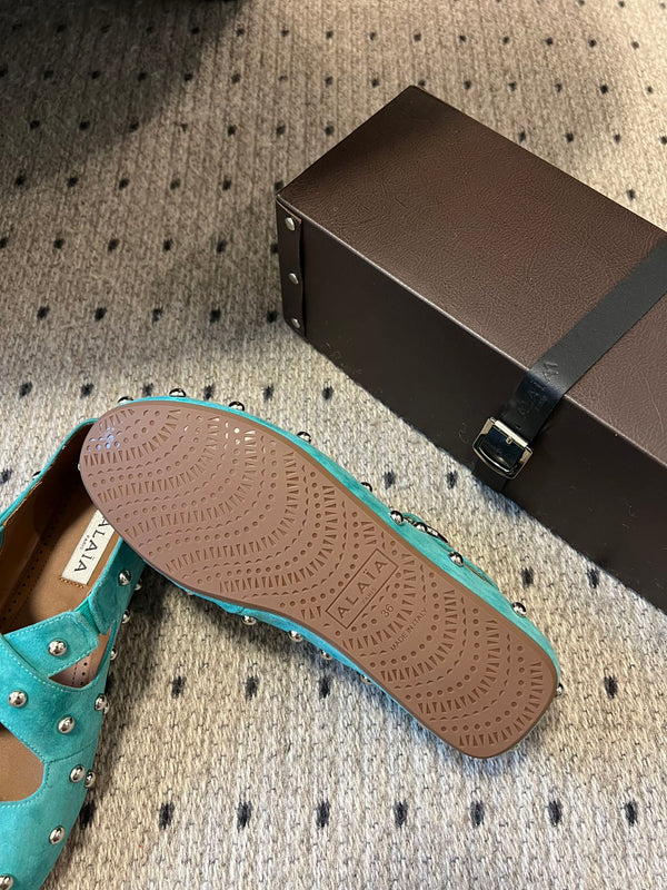 Ballerine Alaia 25 Criss Cross con borchie in pelle scamosciata di pecora verde laguna 303692