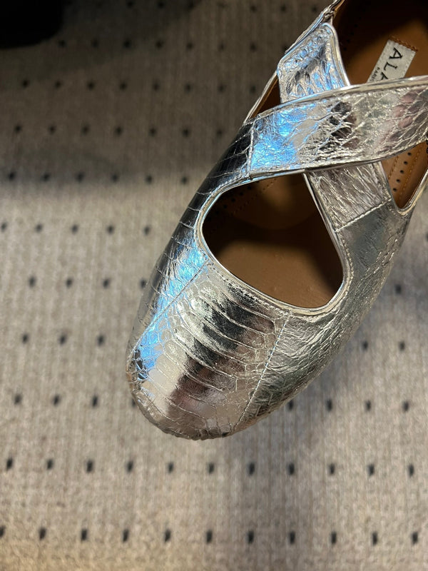 Alaia 25 Criss Cross con borchie Ballerine in pelle di pecora argentata 303696