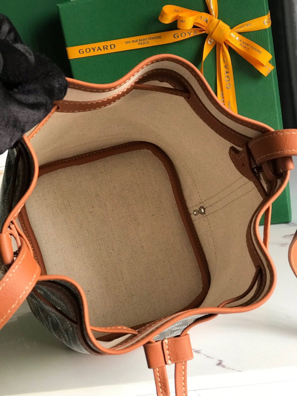 BORSA A SECCHIELLO PETIT FLOT 22 IN TELA GOYARDINE NERA E FINITURE IN PELLE DI AGNELLO COLOR TAN