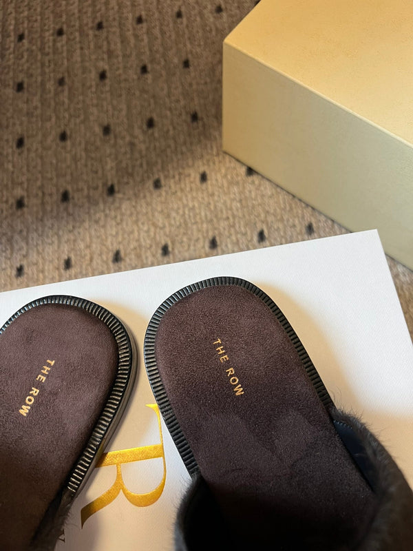 Signum Flat Sandal in Chocoldate Sheepskin And Horse Hair 282425