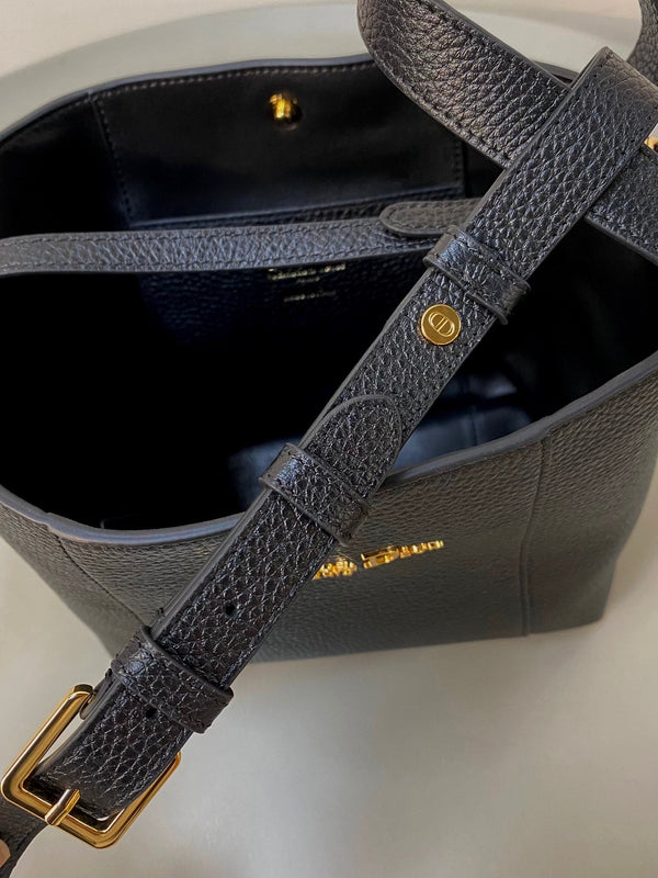 Sac Seau Dior Signature Cuir de veau noir 333341