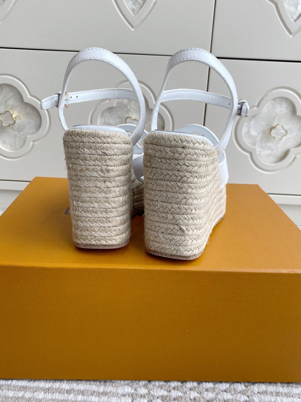 Sandali con zeppa in paglia cava con lettere LV, 11,5 cm, pelle di vacchetta bianca 291573