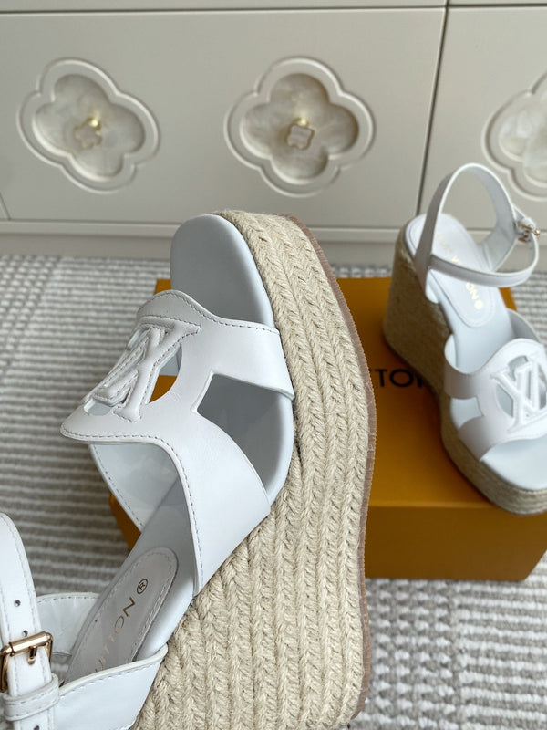 Sandali con zeppa in paglia cava con lettere LV, 11,5 cm, pelle di vacchetta bianca 291573