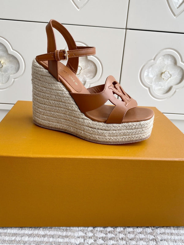 Sandali con zeppa in paglia cava con lettere LV, 11,5 cm, pelle di vacchetta dorata 291574