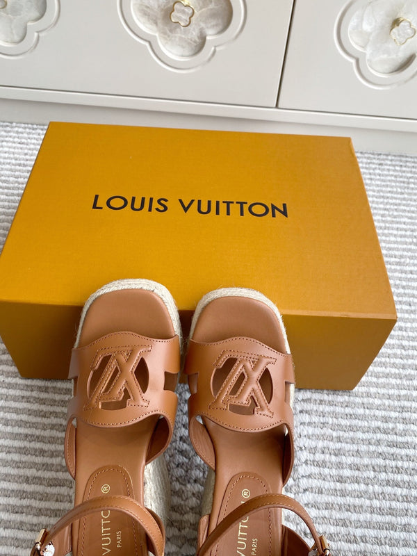 Sandali con zeppa in paglia cava con lettere LV, 11,5 cm, pelle di vacchetta dorata 291574