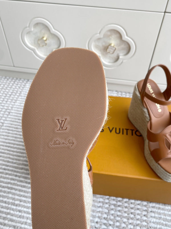 Sandali con zeppa in paglia cava con lettere LV, 11,5 cm, pelle di vacchetta dorata 291574