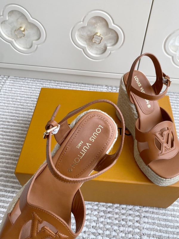 Sandali con zeppa in paglia cava con lettere LV, 11,5 cm, pelle di vacchetta dorata 291574