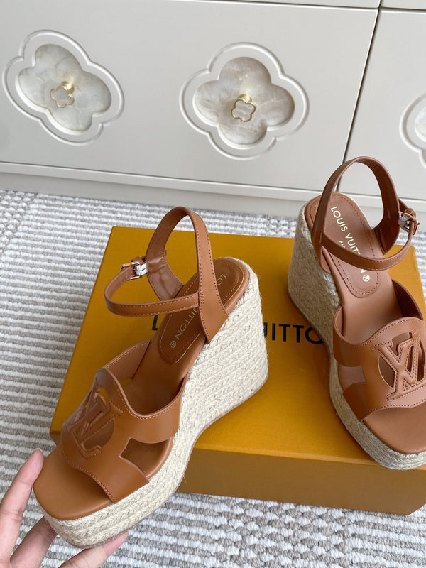 Sandali con zeppa in paglia cava con lettere LV, 11,5 cm, pelle di vacchetta dorata 291574