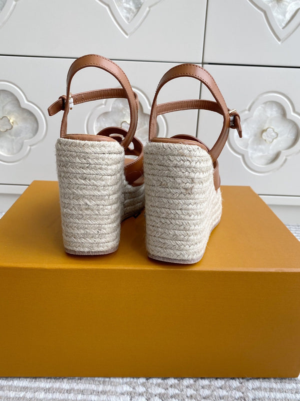 Sandali con zeppa in paglia cava con lettere LV, 11,5 cm, pelle di vacchetta dorata 291574