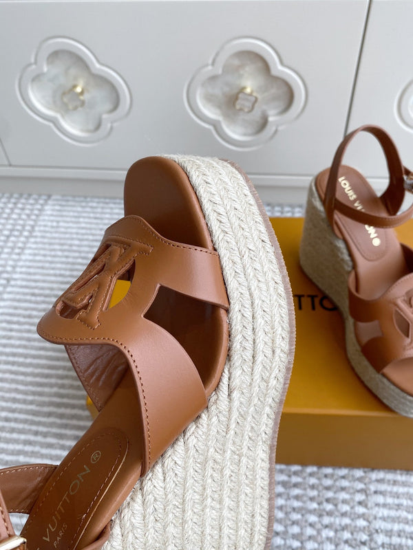 Sandali con zeppa in paglia cava con lettere LV, 11,5 cm, pelle di vacchetta dorata 291574