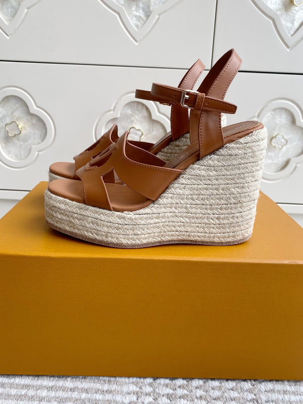 Sandali con zeppa in paglia cava con lettere LV, 11,5 cm, pelle di vacchetta dorata 291574