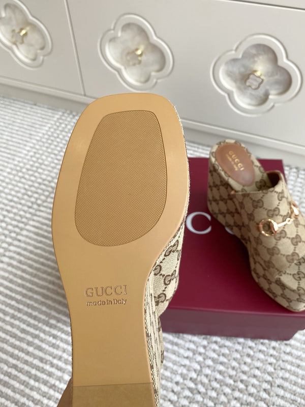 Sandalo con zeppa e morsetto AGC 25 in tela beige e marrone scuro 291029