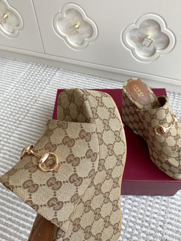 Sandalo con zeppa e morsetto AGC 25 in tela beige e marrone scuro 291029