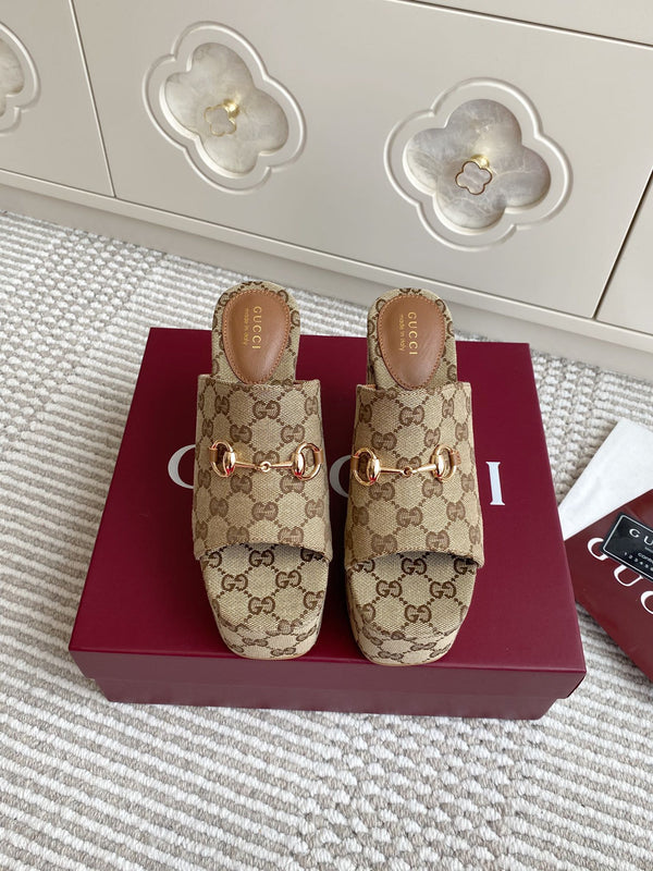 Sandalo con zeppa e morsetto AGC 25 in tela beige e marrone scuro 291029