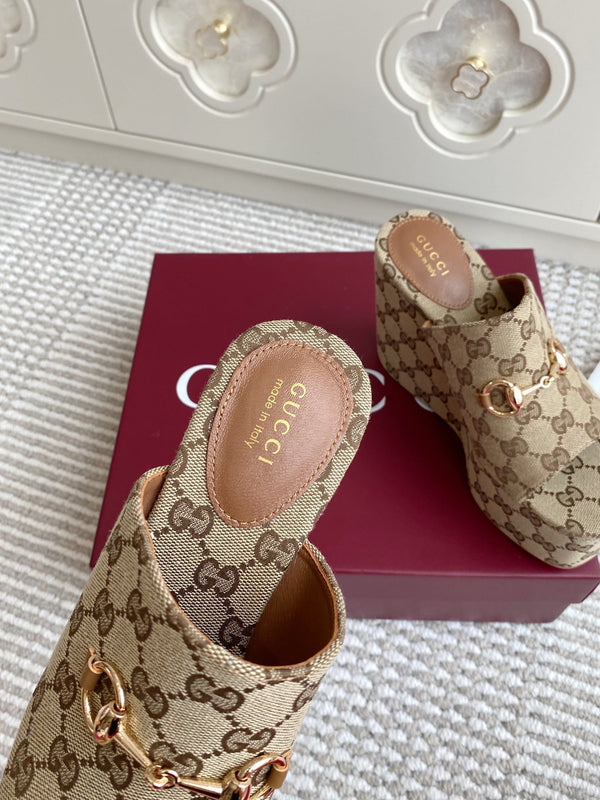 Sandalo con zeppa e morsetto AGC 25 in tela beige e marrone scuro 291029