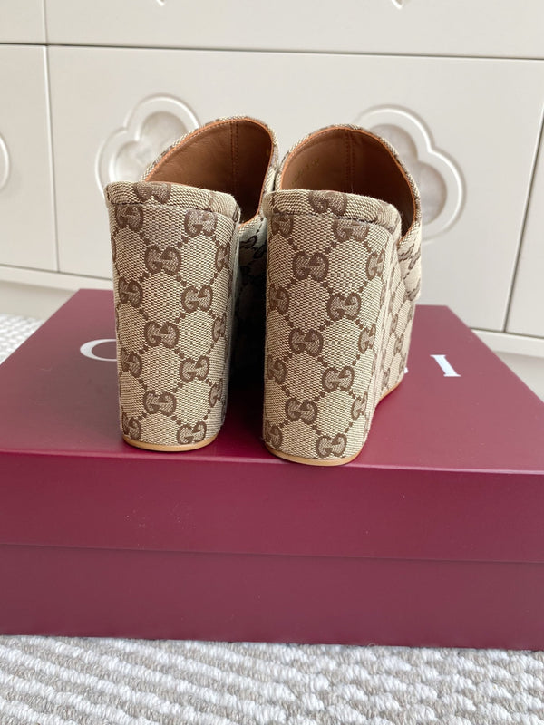 Sandalo con zeppa e morsetto AGC 25 in tela beige e marrone scuro 291029