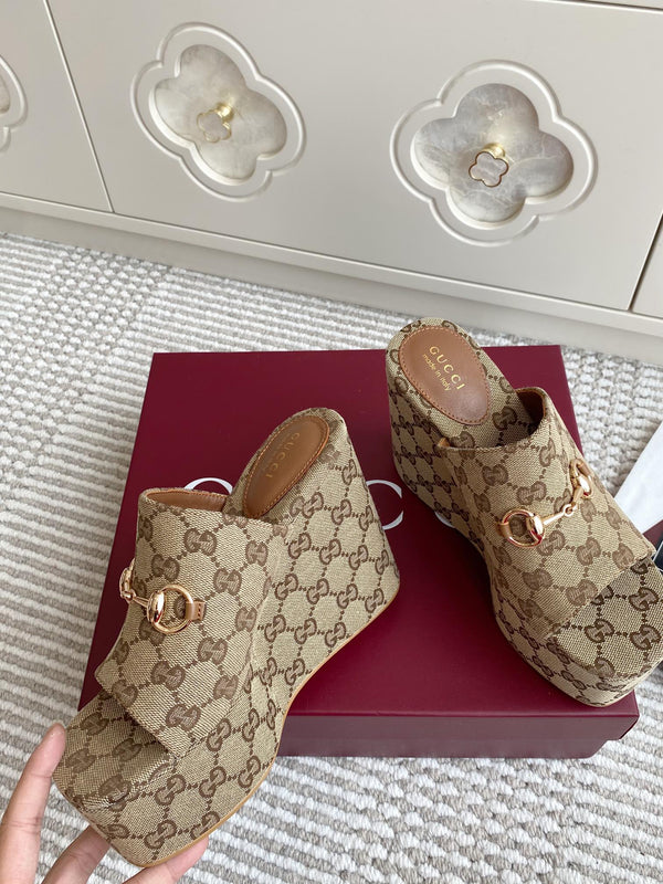 Sandalo con zeppa e morsetto AGC 25 in tela beige e marrone scuro 291029