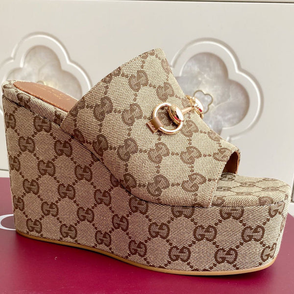 Sandalo con zeppa e morsetto AGC 25 in tela beige e marrone scuro 291029