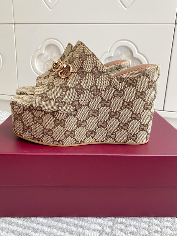 Sandalo con zeppa e morsetto AGC 25 in tela beige e marrone scuro 291029