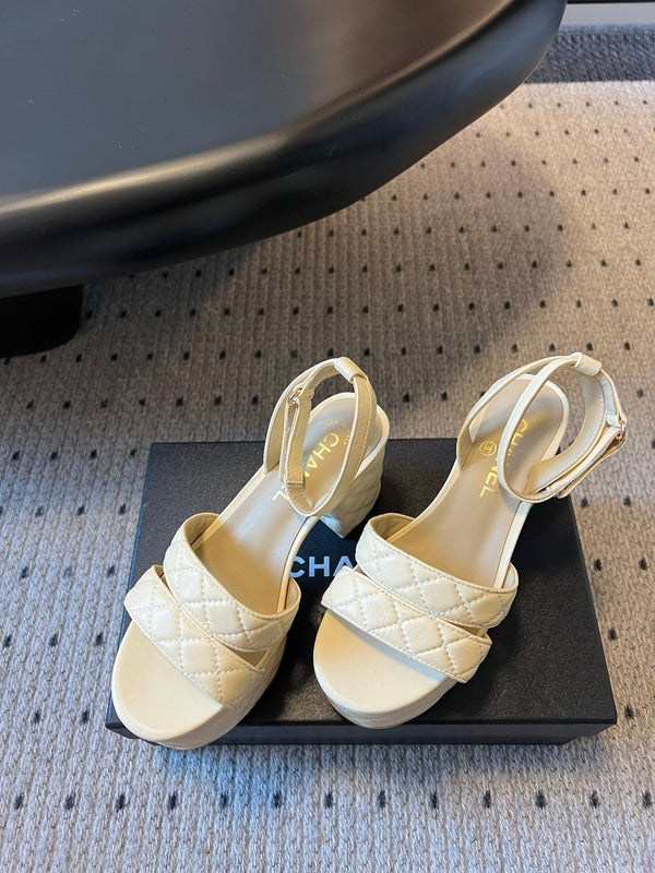 Sandali con plateau CC 25SS 5,5 cm in pelle di pecora beige 319627