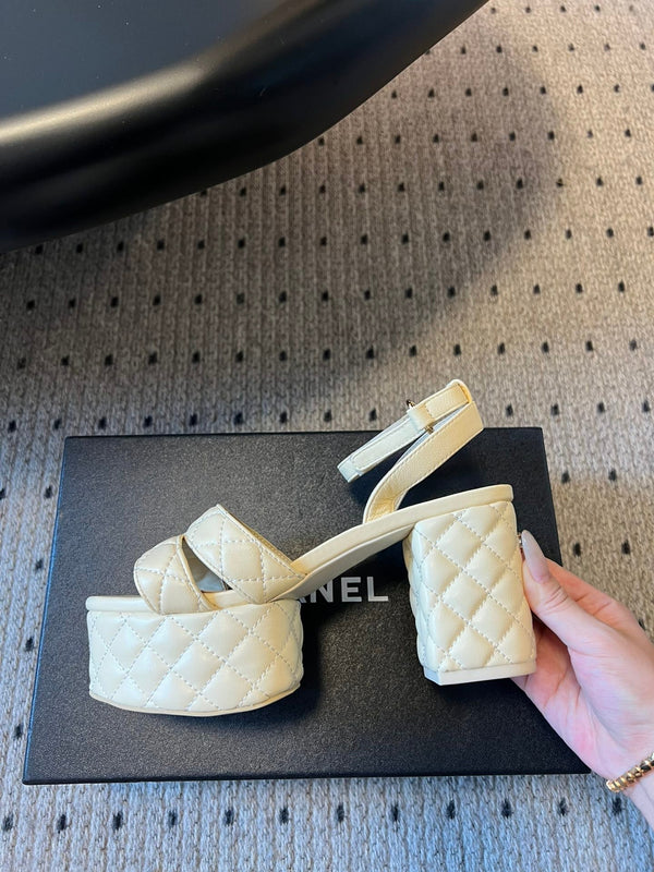 Sandali con plateau CC 25SS 5,5 cm in pelle di pecora beige 319627