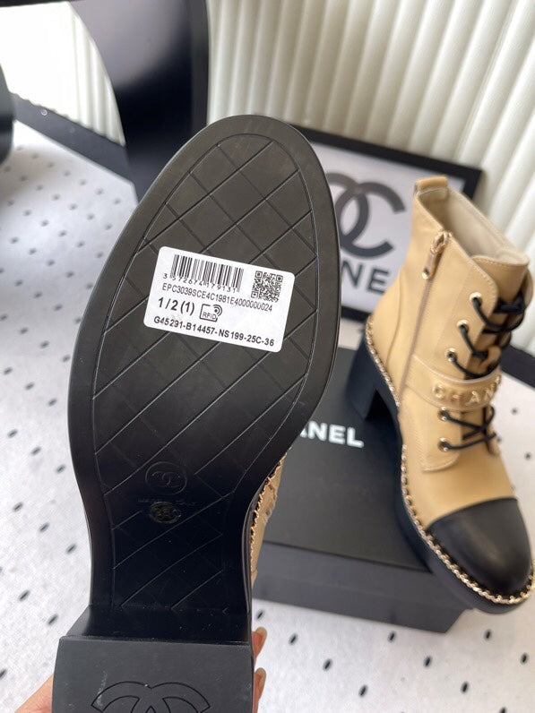 CC Buckle Ankel Boots With Chain 100mm Beige Black Sheepskin GHW 432500