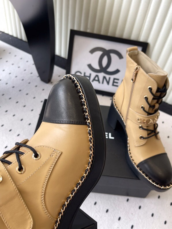 CC Buckle Ankel Boots With Chain 100mm Beige Black Sheepskin GHW 432500