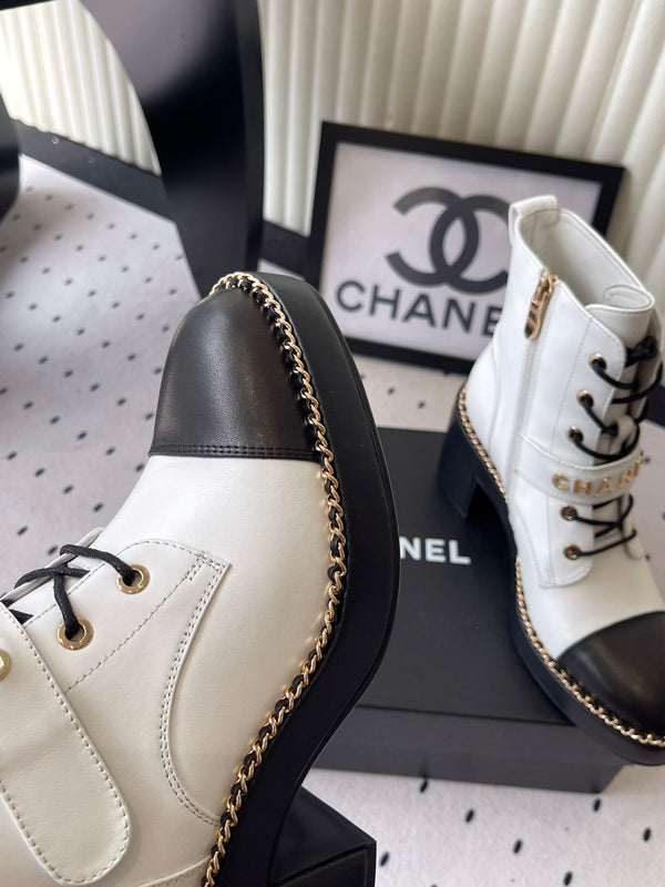 CC Buckle Ankel Boots With Chain 100mm White Black Sheepskin GHW 432501