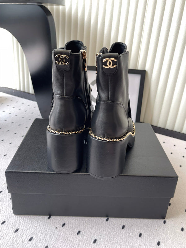 Stivali con fibbia CC e catena in pelle di pecora nera da 100 mm GHW 432502