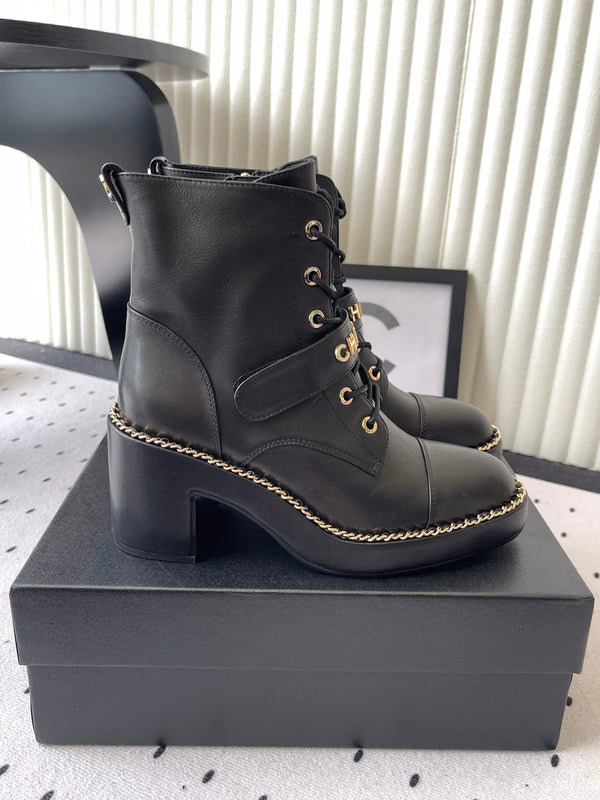 Stivali con fibbia CC e catena in pelle di pecora nera da 100 mm GHW 432502