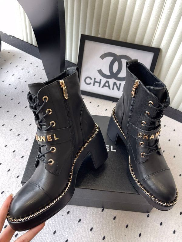 Stivali con fibbia CC e catena in pelle di pecora nera da 100 mm GHW 432502