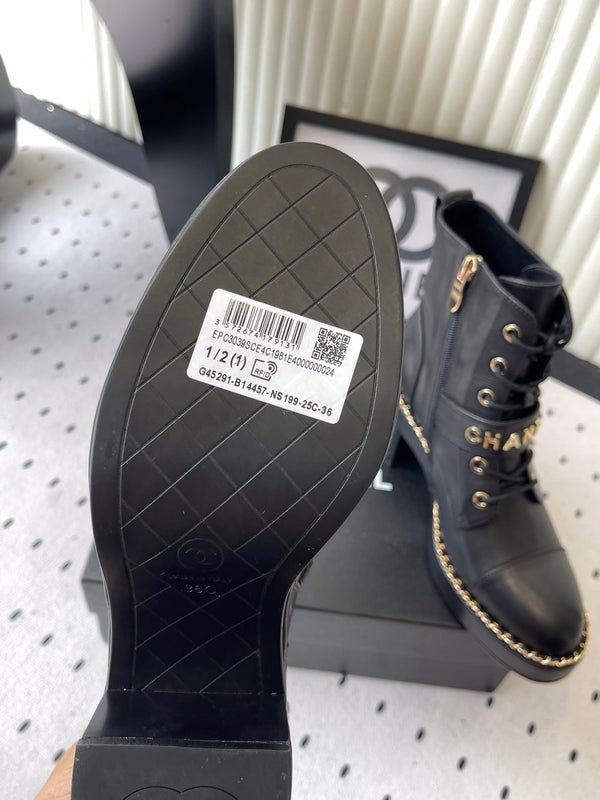 Stivali con fibbia CC e catena in pelle di pecora nera da 100 mm GHW 432502