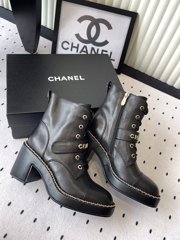 Stivali con fibbia CC e catena in pelle di pecora nera da 100 mm GHW 432502