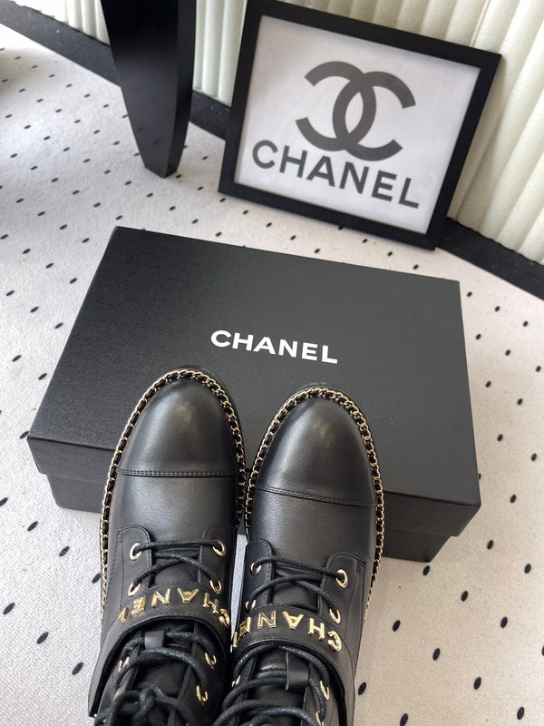 Stivali con fibbia CC e catena in pelle di pecora nera da 100 mm GHW 432502