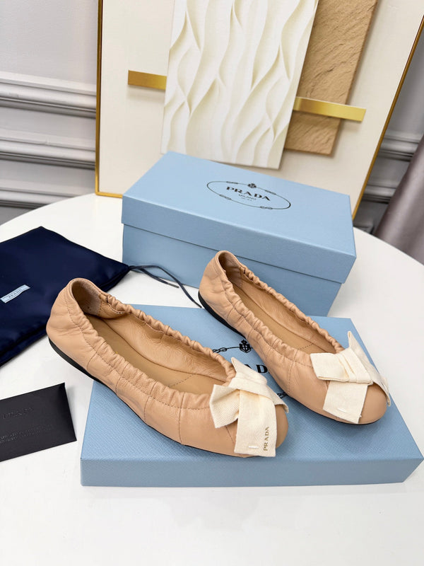 Ballerines Prada 26s à nœud en peau de mouton beige et blanc 624086