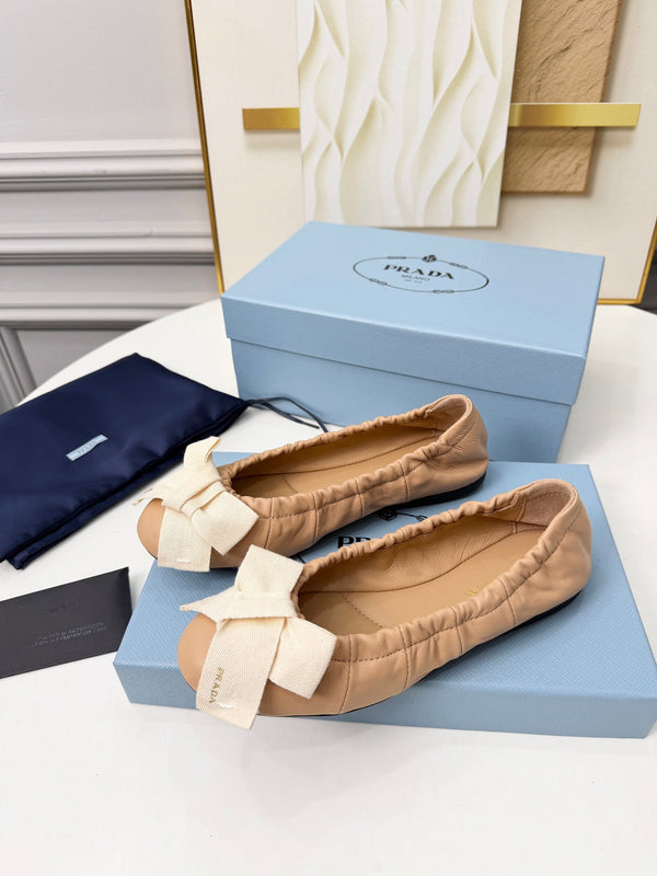 Ballerines Prada 26s à nœud en peau de mouton beige et blanc 624086