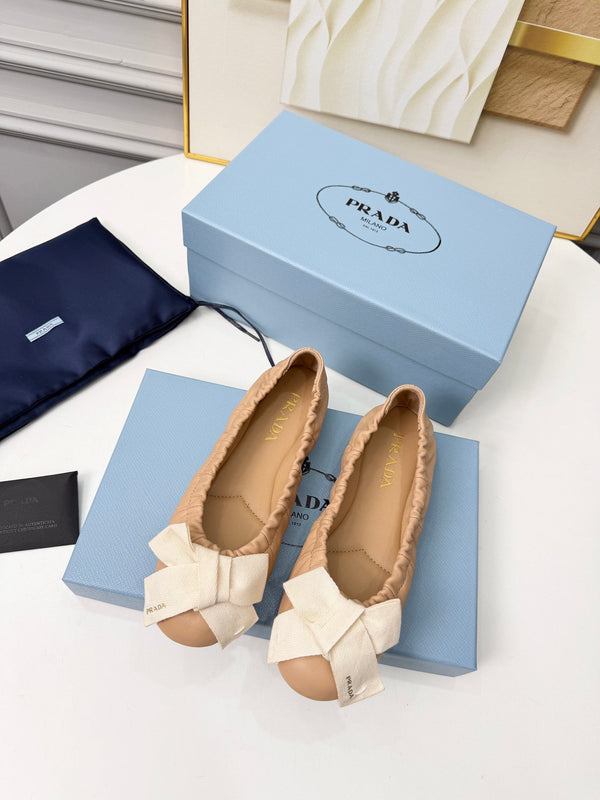 Ballerines Prada 26s à nœud en peau de mouton beige et blanc 624086