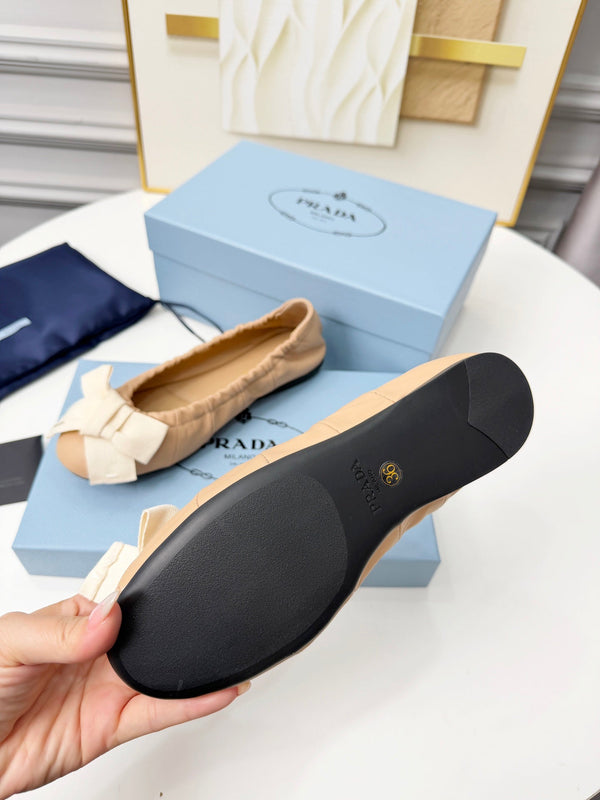 Ballerines Prada 26s à nœud en peau de mouton beige et blanc 624086