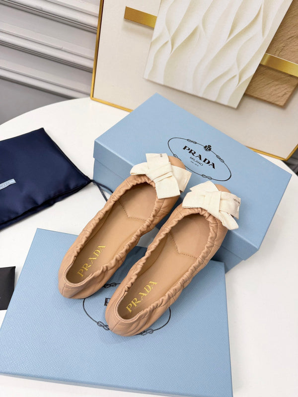 Ballerines Prada 26s à nœud en peau de mouton beige et blanc 624086