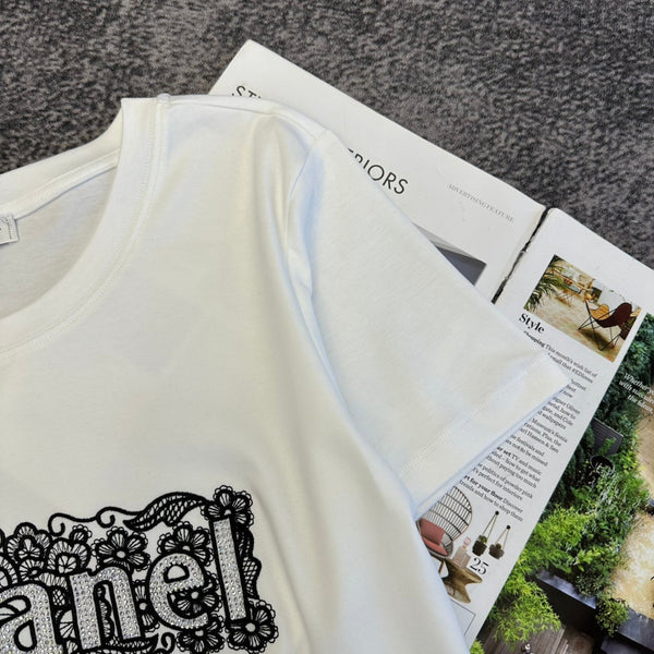 T-shirt en Coton CC SS26 avec Logo Brodé en Dentelle 350573