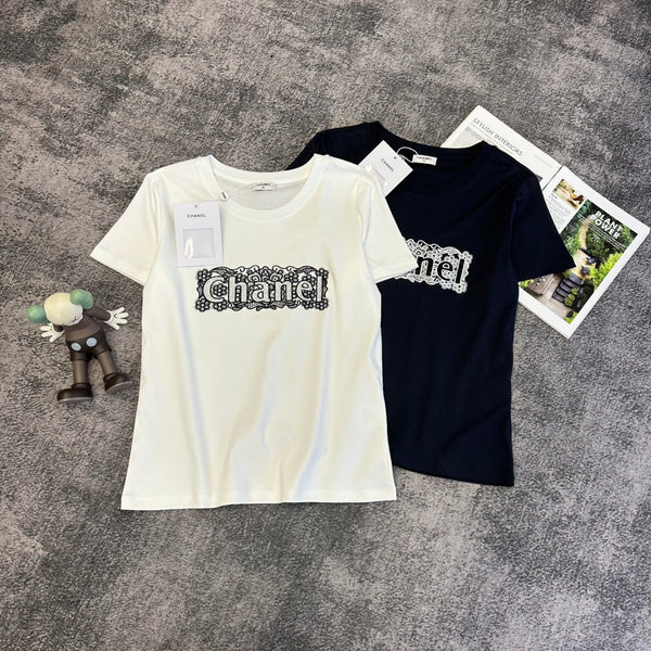 T-shirt en Coton CC SS26 avec Logo Brodé en Dentelle 350573