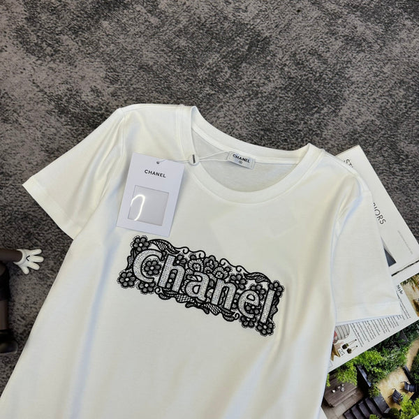 T-shirt en Coton CC SS26 avec Logo Brodé en Dentelle 350573