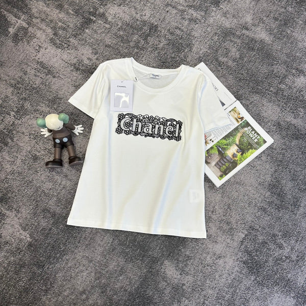 T-shirt en Coton CC SS26 avec Logo Brodé en Dentelle 350573